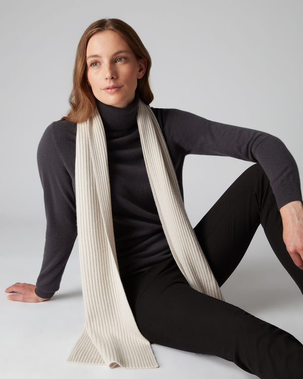 N.peal Unisex Short Ribbed Cashmere Scarf In Snow Grey