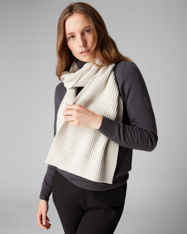 N.peal Unisex Short Ribbed Cashmere Scarf In Snow Grey