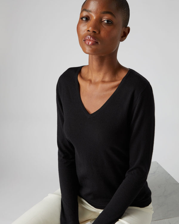 n.peal Women's Imogen Superfine Cashmere V Neck Sweater In Black
