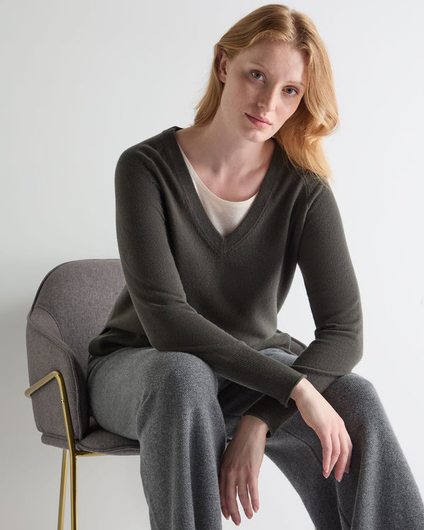 n.peal Women's Relaxed V Neck Cashmere Sweater In Arabica Khaki Green