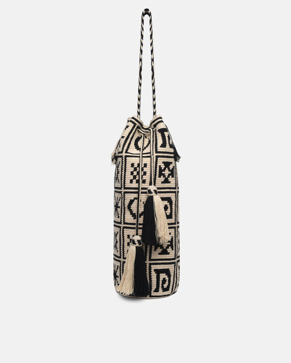 Nanushka Wayuu Symbol Maxi - Crocheted Bucket Bag - Kopjafa Black/Creme