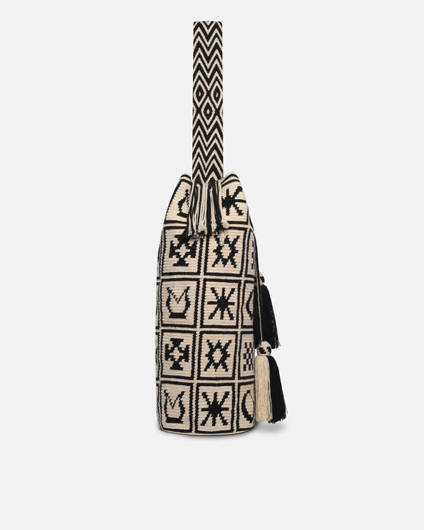 Nanushka Wayuu Symbol Maxi - Crocheted Bucket Bag - Kopjafa Black/Creme
