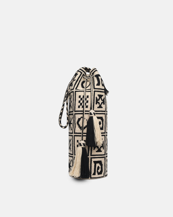 nanushka Wayuu Symbol Maxi - Crocheted Bucket Bag - Kopjafa Black/Creme