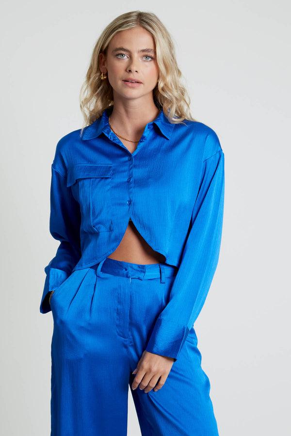 native youth GIA TEXTURED SATIN LONG SLEEVE SHIRT WITH CURVED HEM