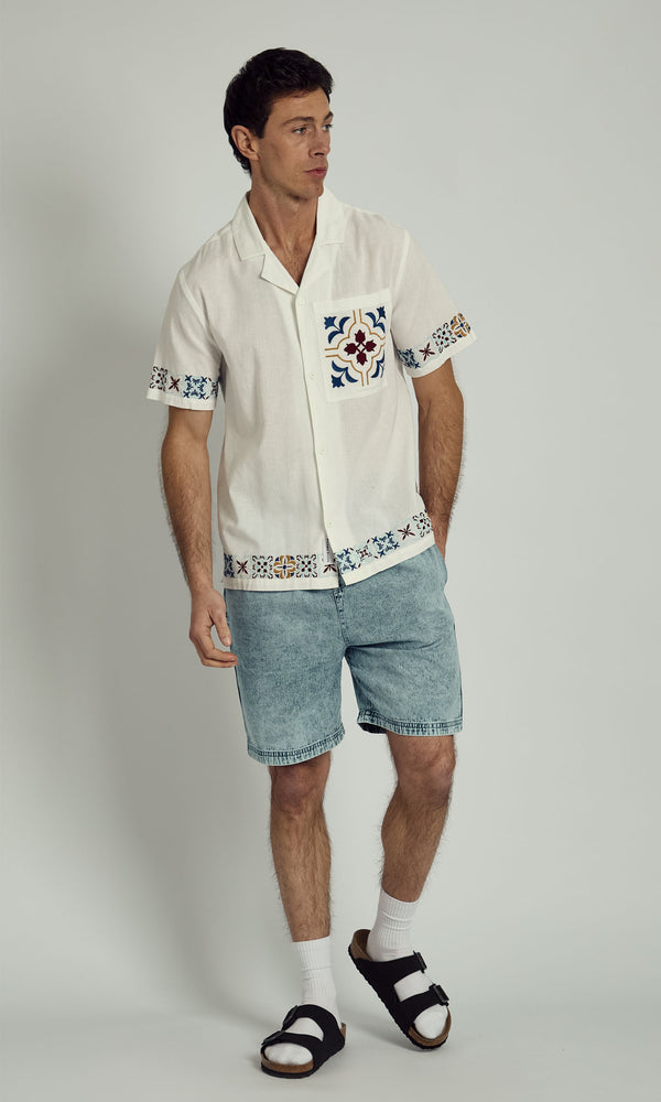 Native Youth LOREK EMBROIDERED EDGE SHORT SLEEVE SHIRT IN WHITE