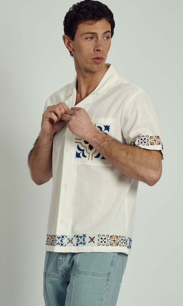 Native Youth LOREK EMBROIDERED EDGE SHORT SLEEVE SHIRT IN WHITE