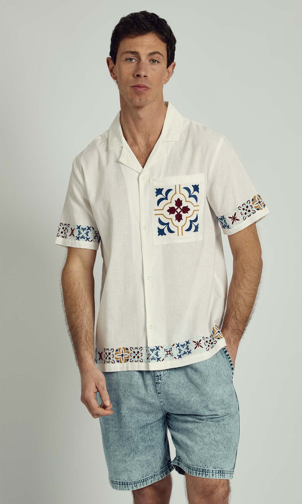 native youth LOREK EMBROIDERED EDGE SHORT SLEEVE SHIRT IN WHITE