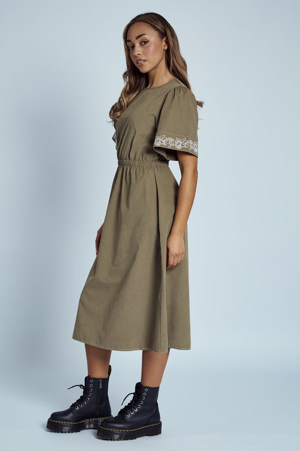 Native Youth EVELYN EMBROIDERED MIDI DRESS
