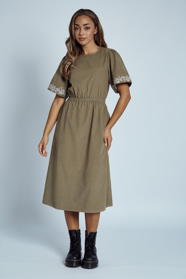 native youth EVELYN EMBROIDERED MIDI DRESS