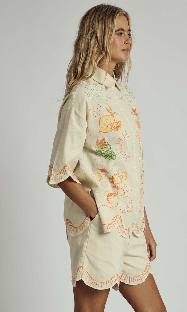 Native Youth SOLSTITCHERY WOVEN TOPS BEACH EMBROIDERED SCALLOP EDGE BLOUSE IN WHITE