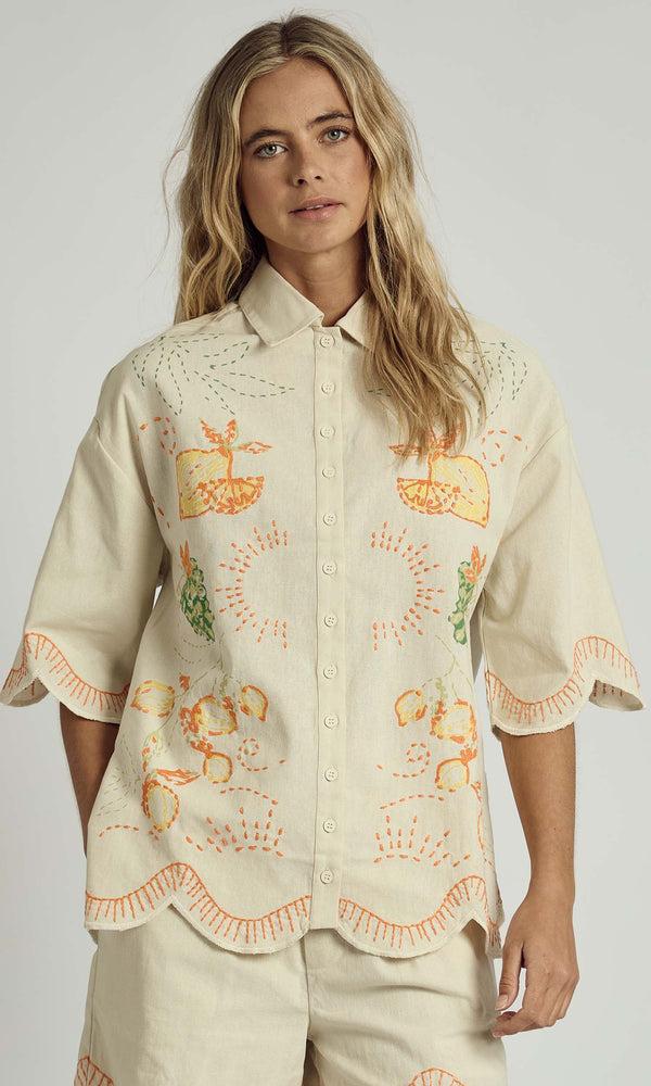 native youth SOLSTITCHERY WOVEN TOPS BEACH EMBROIDERED SCALLOP EDGE BLOUSE IN WHITE