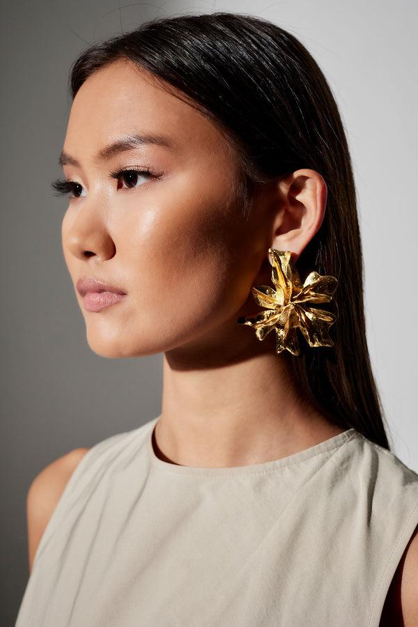 Natori Gold Plated Brass Floral Earrings Gold
