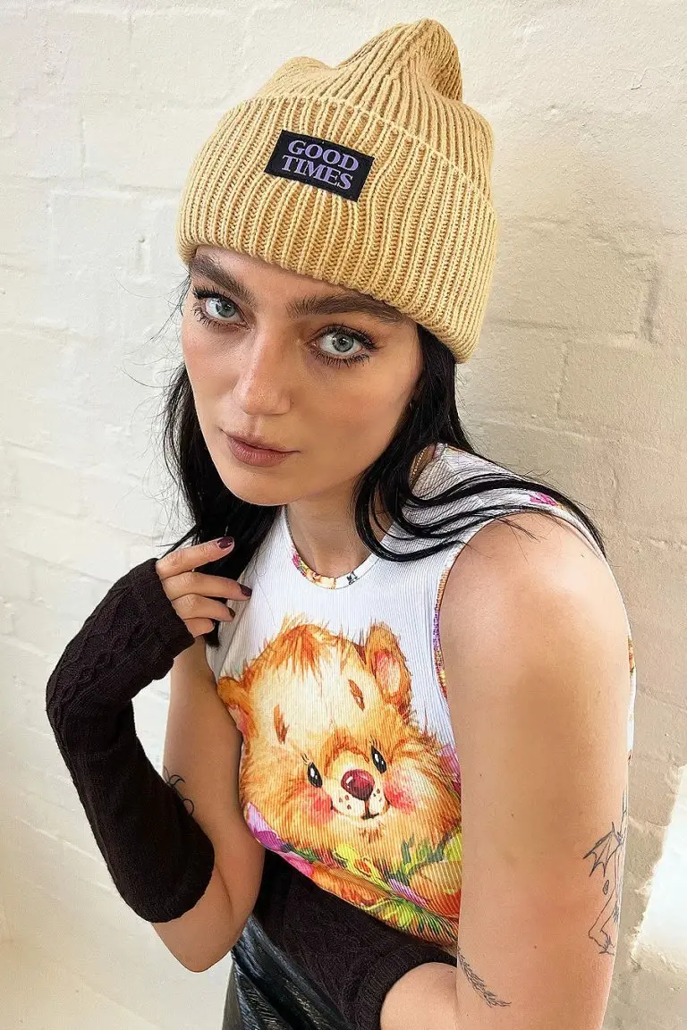 New Girl Order New Girl Order RIBBED BEANIE WITH GOOD TIMES BADGE DETAIL – CAMEL