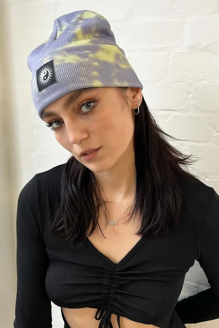 New Girl Order New Girl Order RIBBED TIE DYE BEANIE WITH BADGE DETAIL – GREEN