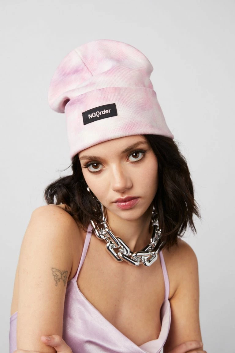 New Girl Order New Girl Order RIBBED TIE DYE BEANIE WITH BADGE DETAIL – LIGHT PINK