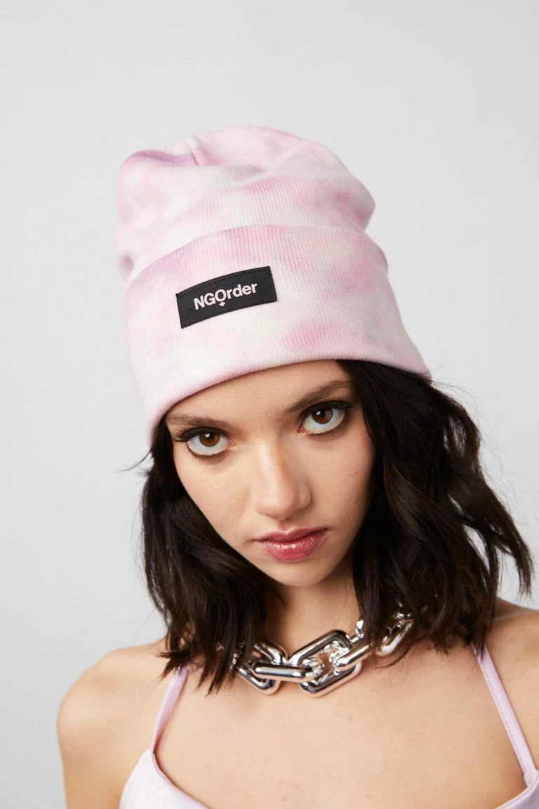 New Girl Order New Girl Order RIBBED TIE DYE BEANIE WITH BADGE DETAIL – LIGHT PINK