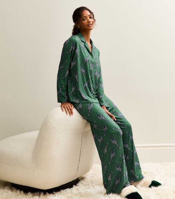 New Look Green Giraffe Print Revere Collar Shirt And Trousers Pyjama Set