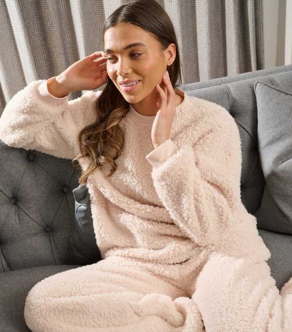 New Look Loungeable Cream Borg Lounge Set