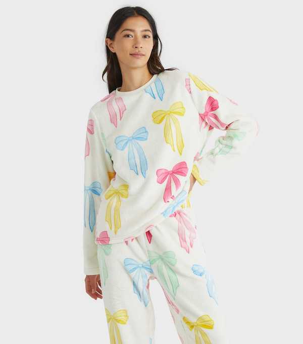 new look Skinnydip White Bow Pattern Two Piece Fleece Pyjama Set