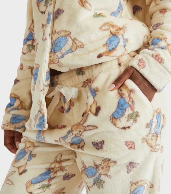 New Look Skinnydip White Peter Rabbit Fleece Pyjama Set