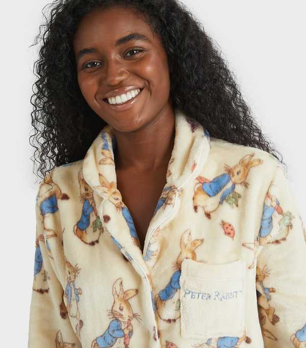 New Look Skinnydip White Peter Rabbit Fleece Pyjama Set