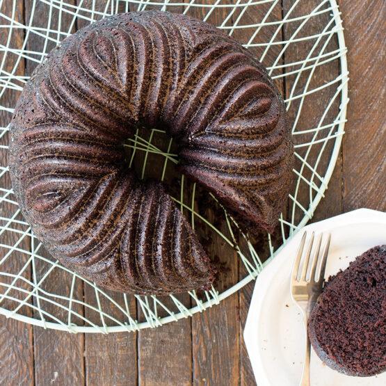 Nordic Ware Cast Bavaria Bundt® With Cake Keeper