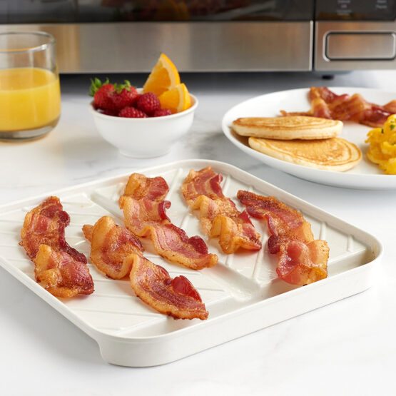 Nordic Ware Medium Slanted Bacon Tray With Lid