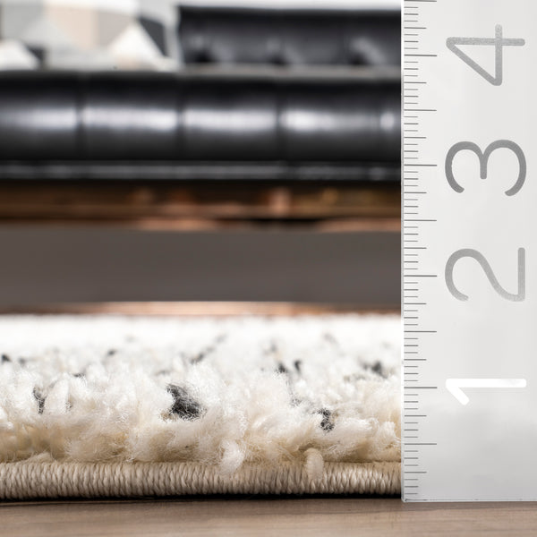 Nuloom Bria Moroccan Shag Tasseled Area Rug Off-White