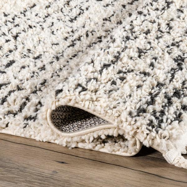 Nuloom Bria Moroccan Shag Tasseled Area Rug Off-White