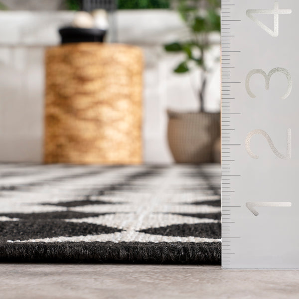 Nuloom Myka Checkered Indoor/Outdoor Area Rug Black And White