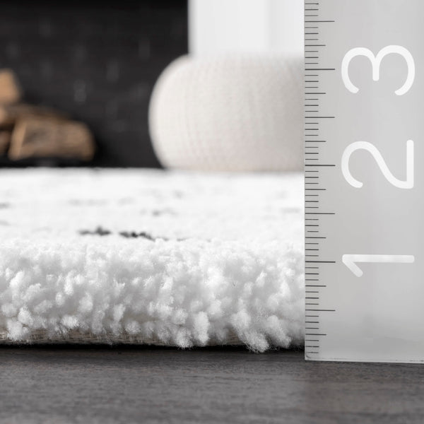 Nuloom Hand Tufted Beaulah Shaggy Area Rug White