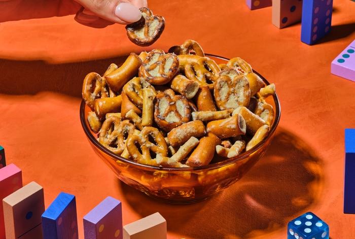 Nuts Smoked Gouda Pretzel Mix