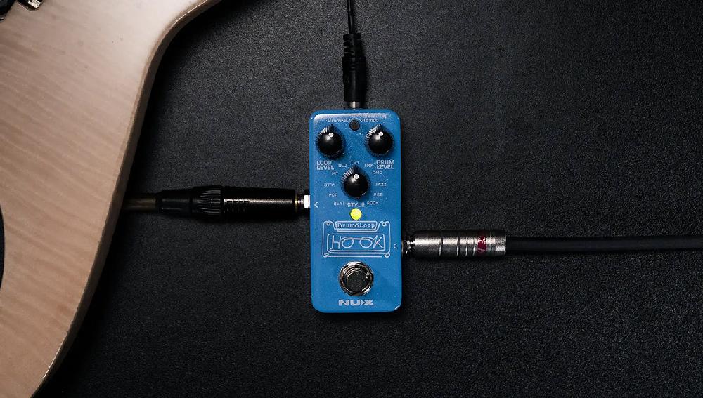 Nux HOOK Mini Looper With Phones Out