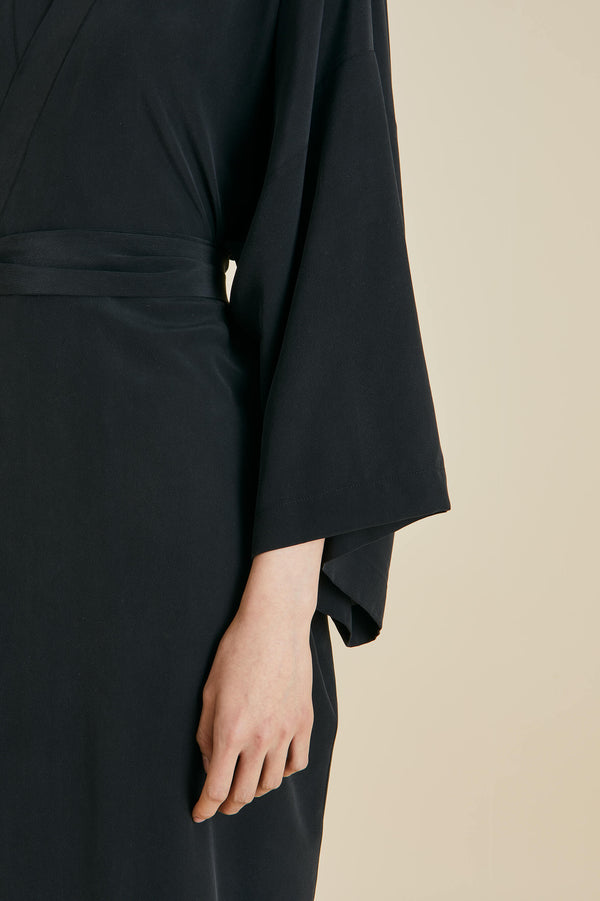 Olivia Von Halle Queenie Black Robe In Silk Crêpe De Chine Black