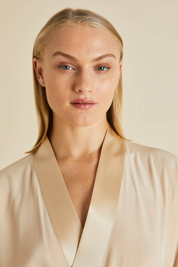 Olivia Von Halle Queenie Caramel Robe In Silk Crêpe De Chine Caramel