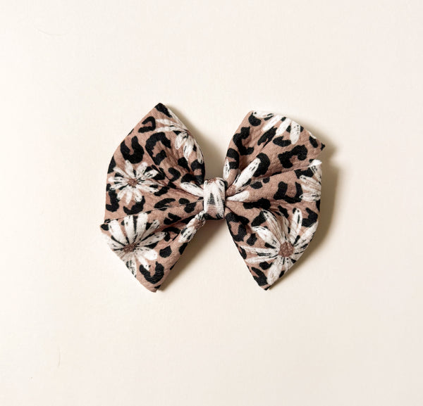olivia's bow Wild Daisies - Pinwheel Bow