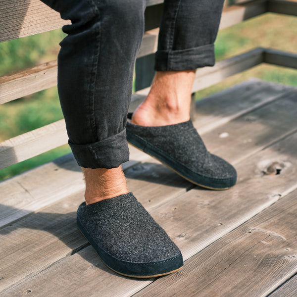 Olukai Hāmani Hulu Men’s Wool Mule Slipper Dark Shadow