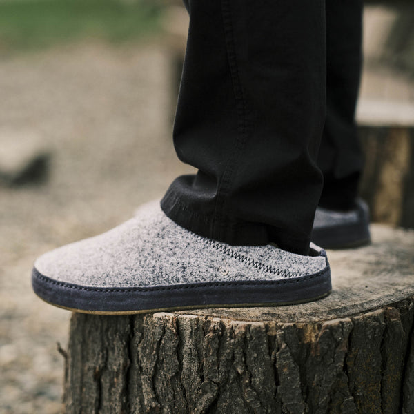 Olukai Hāmani Hulu Men’s Wool Mule Slipper Graphite