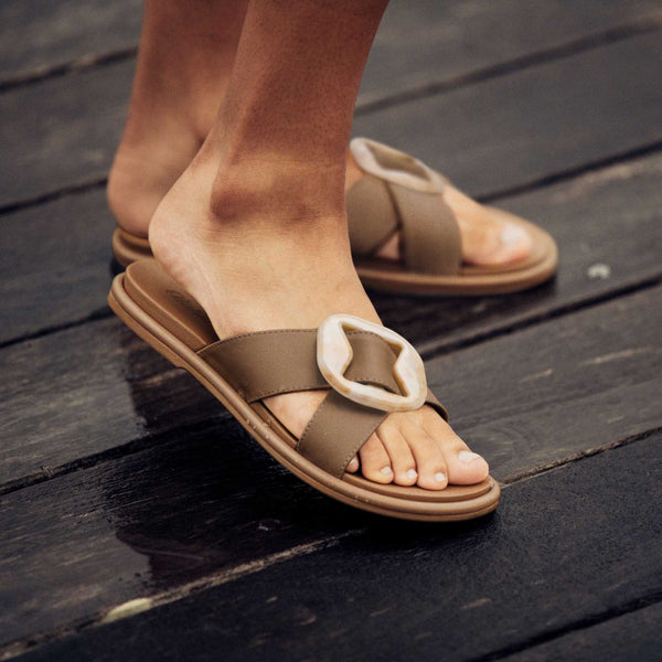 Olukai La‘i Slide Tan