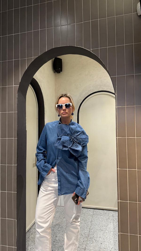 Omelia SHIRT WITH A FLOWER 09DD