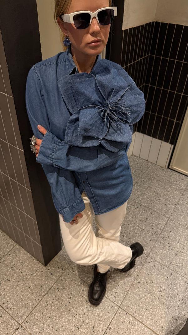 Omelia SHIRT WITH A FLOWER 09DD