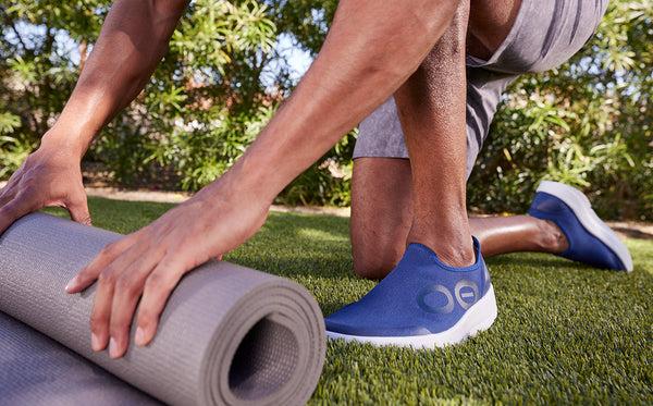 Oofos Men's OOmg EeZee Low Shoe - White Navy (FINAL SALE)