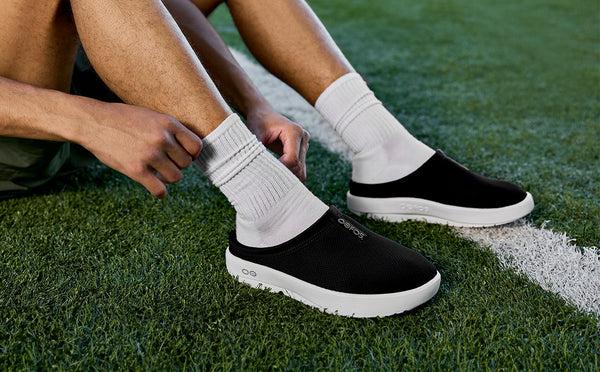 Oofos Men's OOcoozie Sport Mule - White Black
