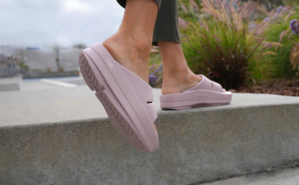 Oofos Women's OOmega OOahh Sandal - Stardust