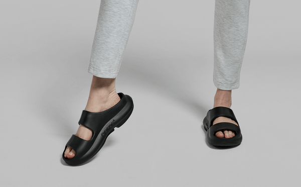Oofos Women's OOyea Slide Sandal - Black