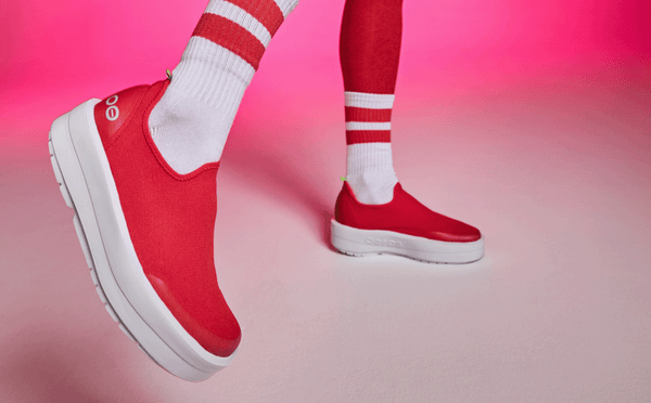 Oofos Women's OOmega EeZee Low Shoe - Neon Berry (SALE)