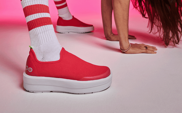Oofos Women's OOmega EeZee Low Shoe - Neon Berry (SALE)
