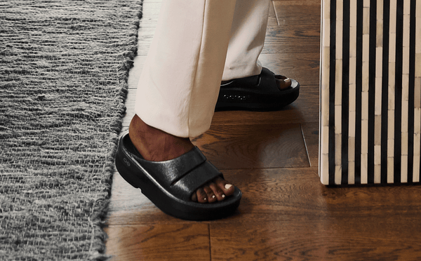 Oofos Women's OOmega OOahh Stacked Sandal - Black Sparkle