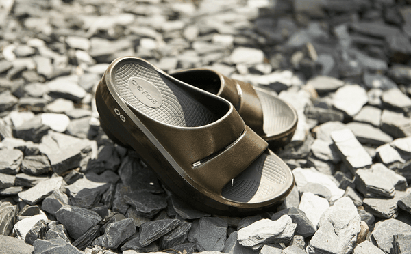 Oofos Women's OOmega OOahh Stacked Sandal - Titanium Mirror