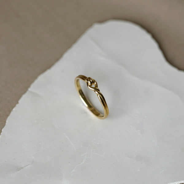 Otiumberg Locked Twisted Thread Ring 9kt Solid Gold